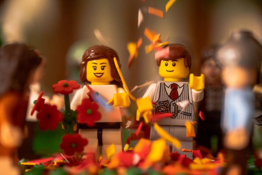 "Eu amo Lego e sei que muita gente também ama. Então, tirei o pó da minha coleção que tem mais de 20 anos e comprei uma noiva e um noivo", disse
