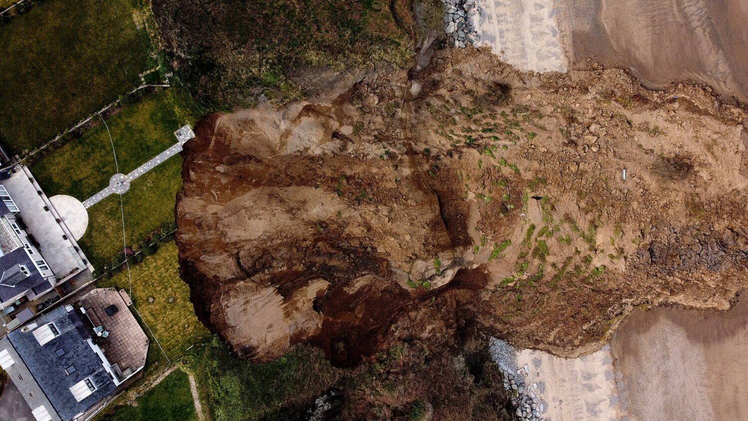 O British Geological Survey (BGS) lista Nefyn como estando em uma "zona de perigo". A área costeira tem uma geologia superficial de depósitos fracos e superficiais à deriva de argila, silte, areia e cascalho
