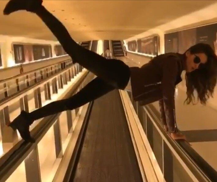 Izabel Goulart malhando no aeroporto