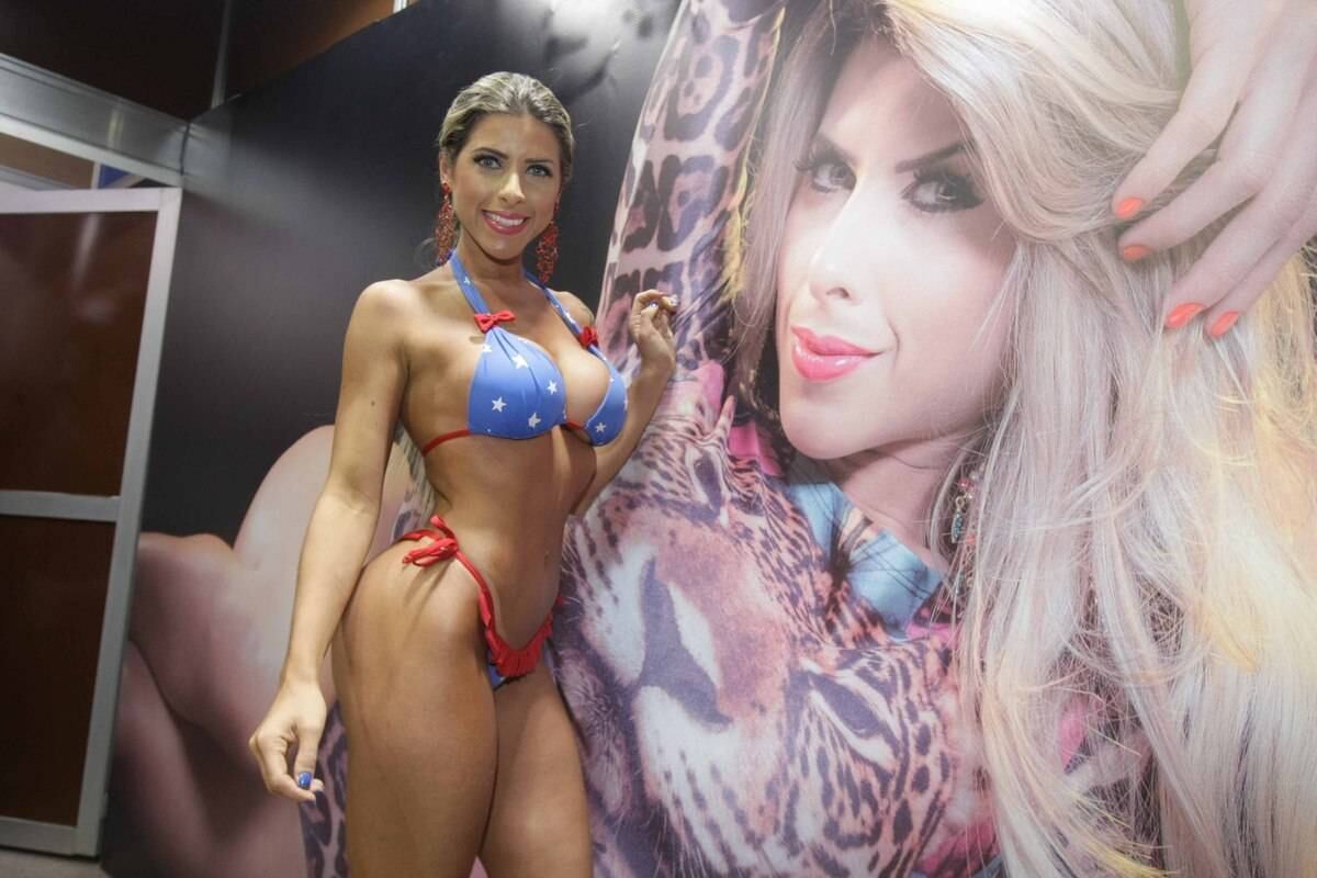 Prontas para o verão! Irmãs Minerato usam biquíni em feira de beleza e fazem bronzeamento artificial