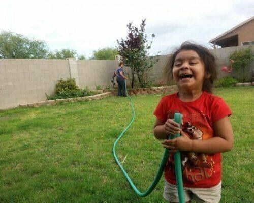 Repare na cara de malvada! Crianças estão sempre
aprontando...