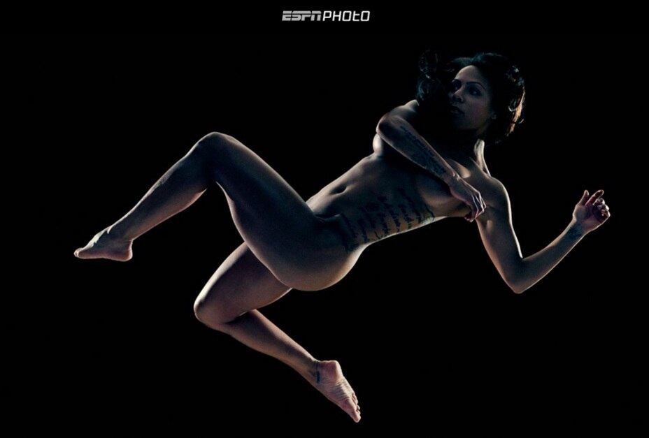 Uma das estrelas da seleção americana de futebol feminino, Sydney Leroux não precisa de roupas para arriscar um voleio e ficar bem na foto