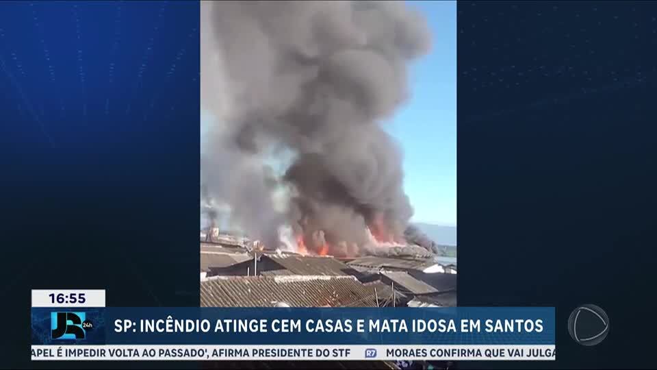 Incêndio destrói moradias em comunidade de palafitas em Santos (SP)