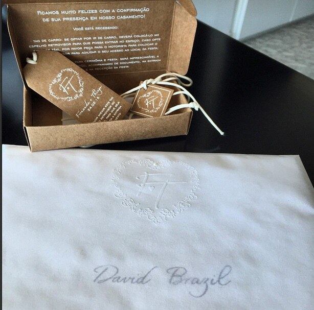 David Brazil compartilhou no Instagram o convite de casamento do casal. Na caixinha de papelão, há um penduricalho personalizado para colocar no retrovisor do carro e ter a entrada autorizada no espaço. Quem vai de táxi ao evento, deve pedir ao motorista para usar o acessório

