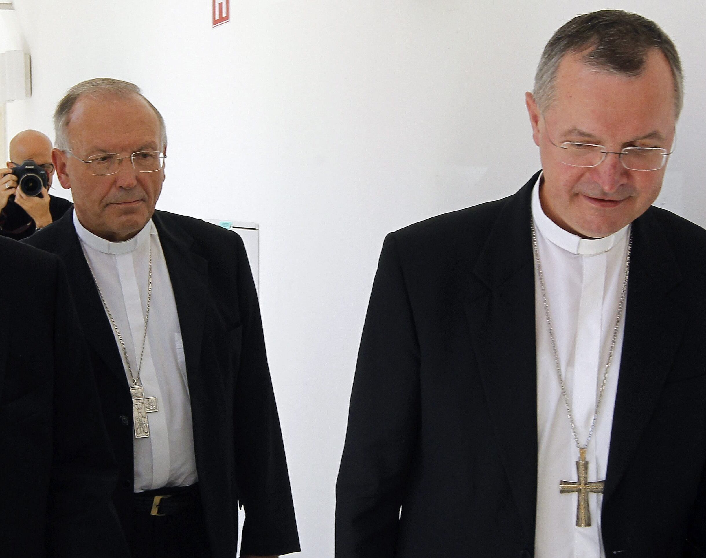 O arcebispo de Liubliana, Anton Stres (esq.), e o arcebispo de Maribor, Marjan Turnsek (dir.), participaram de uma coletiva de imprensa nesta quarta-feira (31)