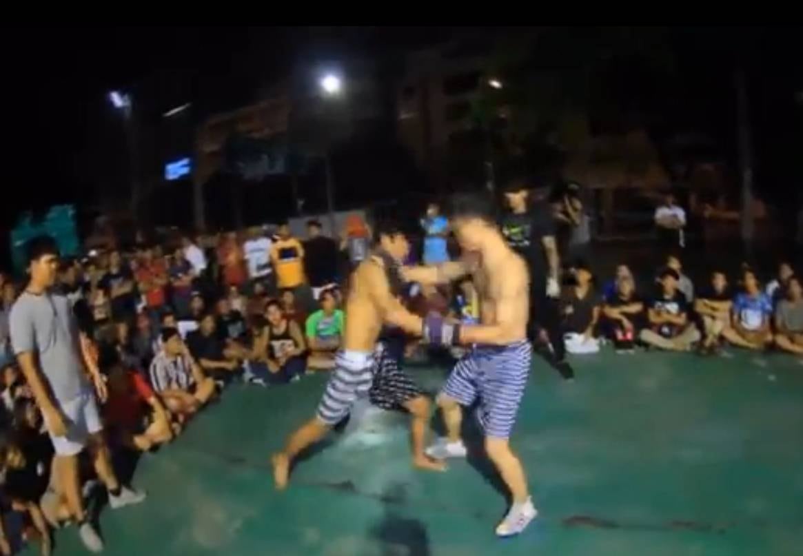 Vídeos publicados na internet dos eventos mostram os lutadores distribuindo fortes socos e chutes uns aos outros