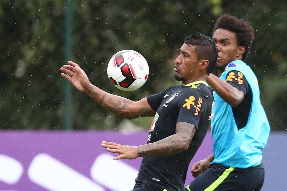 Paulinho e Willian durante a preparação para enfrentar o Peru