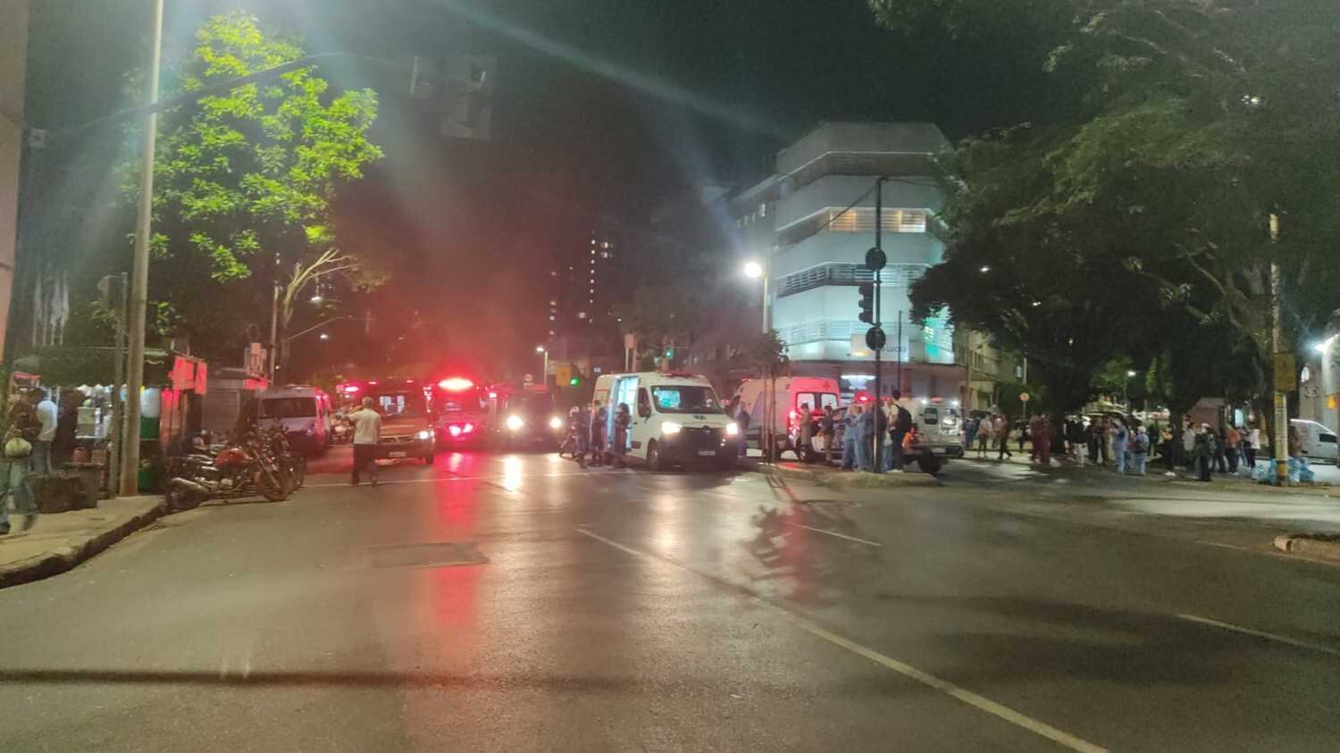 Avenida Francisco Sales foi tomada por viaturas
