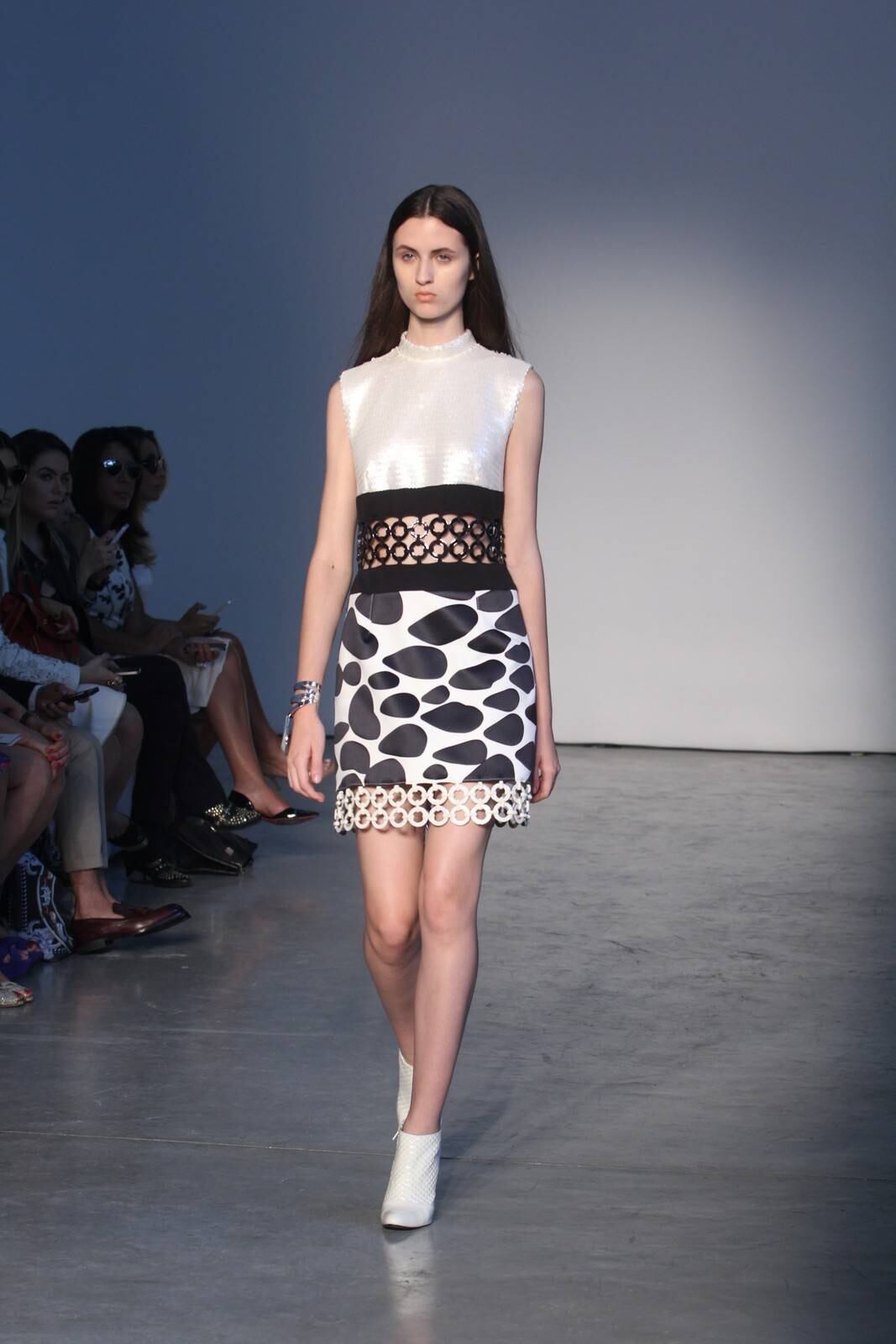 O segundo dia de desfiles da temporada inverno 2015 da São Paulo Fashion Week começou com a coleção do estilista Pedro Lourenço, nesta terça-feira (4). As modelos entraram na passarela após uma hora de atraso e vestiram peças feitas de diferentes materiais, que iam desde os trabalhos com paetês até detalhes com argolas de meta. Além dos casacos e saias que deram um ar sexy à coleção, as sandálias com saltos largos, arredondados e amarrações no tornozelo também foram destaque na passarela