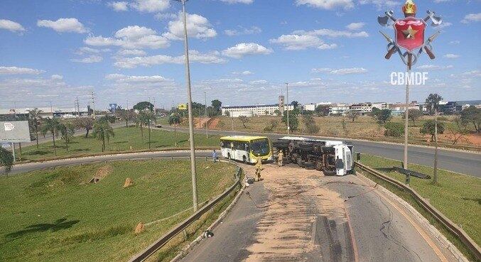 Ônibus da pioneira não conseguiu subir a alça de acesso devido ao óleo da pista