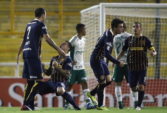 Defesa sofreu três gols, mas foi elogiada por Cuca