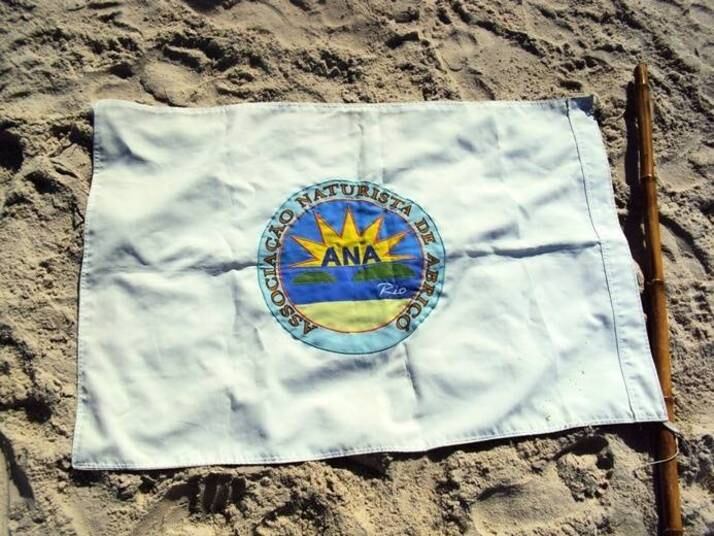 De acordo com Pedro, famílias têm deixado de frequentar o local devido aos curiosos.

— Tem gente que deturpa o naturismo. É uma filosofia de
vida. Não é sexo explícito, nem para pessoas ficarem excitadas ou se insinuando
aqui. Queremos famílias, gente naturista... Respeito. Curiosos não fazem parte do nosso
perfil