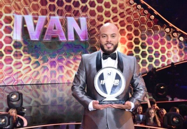 O metroviário que levou para
casa o grande prêmio de R$ 300 mil após derrotar Vivian Lemos, Nega e Léo
Mahuad e conquistar 79,87% dos votos na batalha final com Stairway To Heaven, de Led Zeppelin,
só leva boas lembranças e aprendizados da competição: “O The Four foi um desafio incrível, eu não
conhecia esse formato inovador, que prende a atenção do público, que já escolhe
seu favorito e torce como se fosse um time de futebol! A disputa é emocionante,
todo dia era uma novidade, sempre um candidato melhor que o outro, realmente um
formato encantador e muito vibrante!”, relembra.

 