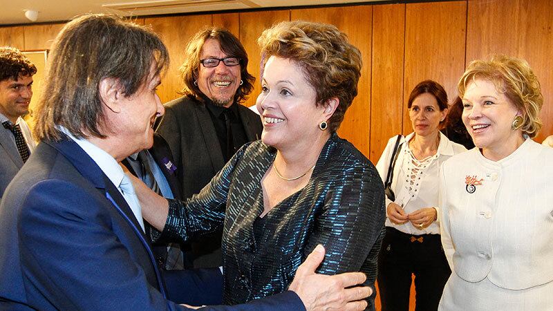 Na última quarta-feira (3), a presidente Dilma Rousseff recebeu grandes artistas brasileiros no Palácio do Planalto. Ao encontrar Roberto Carlos, Caetano Veloso e Erasmo Carlos, Dilma não escondeu a emoção e tietou o trio. Mas esta não foi a primeira vez que a presidente se encontra com celebridades da música e de outras artes. Veja mais nas fotos a seguir!