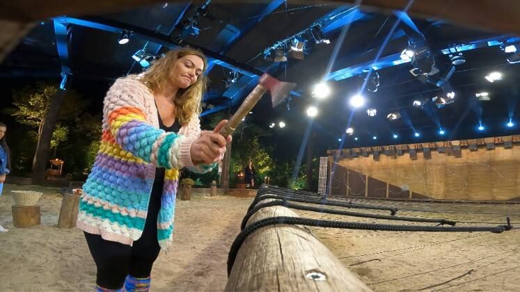 Laura Keller e Mirella Gêmea Lacração encararam o último Desafio de Sobrevivência da Ilha Record. A atriz foi a primeira a formar a palavra "sobrevivente" e venceu! Laura voltou para a Vila com sete pedaços do mapa, o segundo maior número naquele momento  