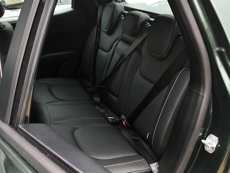 Destaque também para a inclinação de automóvel do encosto traseiro