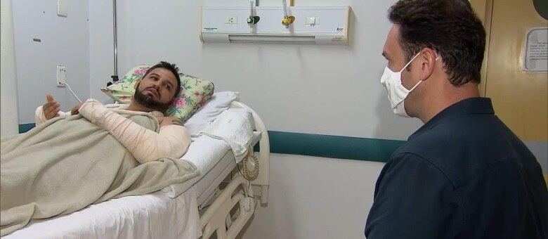 Romano dos Anjos, apresentador da TV Imperial, afiliada da Record TV em Roraima, concede entrevista ao Domingo Espetacular