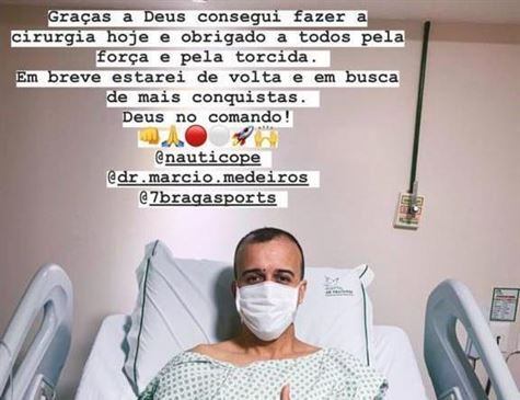 Jogador postou uma fota em sua rede social comemorando o procedimento, que foi adiado anteriormente por conta da pandemia do novo coronavírus