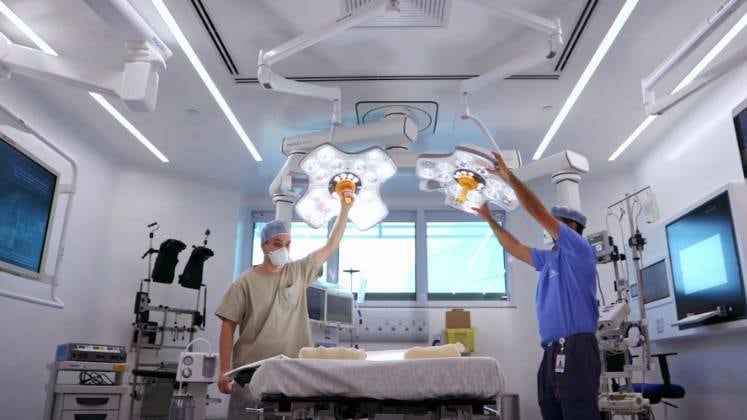 A série documental O Hospital mostra casos reais de médicos e pacientes do Hospital Moriah, localizado em São Paulo (SP), a partir desta sexta (18), na plataforma de streaming PlayPlus. Na Record TV, a série será exibida a partir do dia 25 de junho, às 23h; confira imagens do primeiro episódio!
