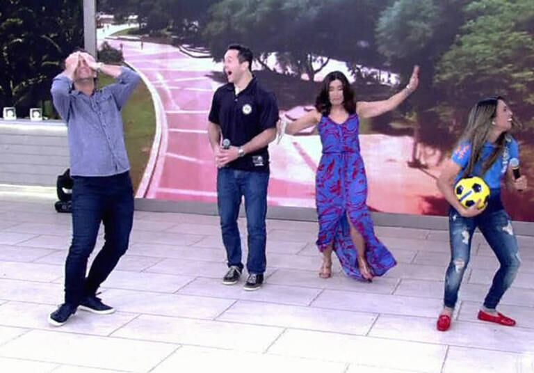 Na última "patacoada" em que Fátima Bernardes se meteu, acabou levando uma bolada na cara no Encontro ao vivo. O repórter Felipe Andreoli decidiu fazer umas embaixadinhas e acabou acertando a bola no rosto da apresentadora. Sem graça, Andreoli pediu desculpas ao chefe, a William Bonner e aos trigêmeos de Fátima. Relembre outros micos maravilhosos da apresentadora que quase derrubaram a internet

Acesse o R7 Play e assista à programação da Record quando quiser
