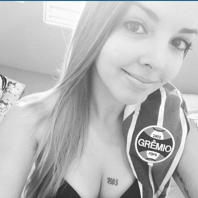 Já a Laura é mais ousada e tem uma tatuagem bem ousada no seio... 
