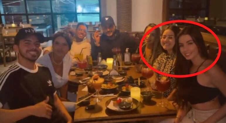 Hagda Kerolayne e Maria Lina se reencontram em restaurante
