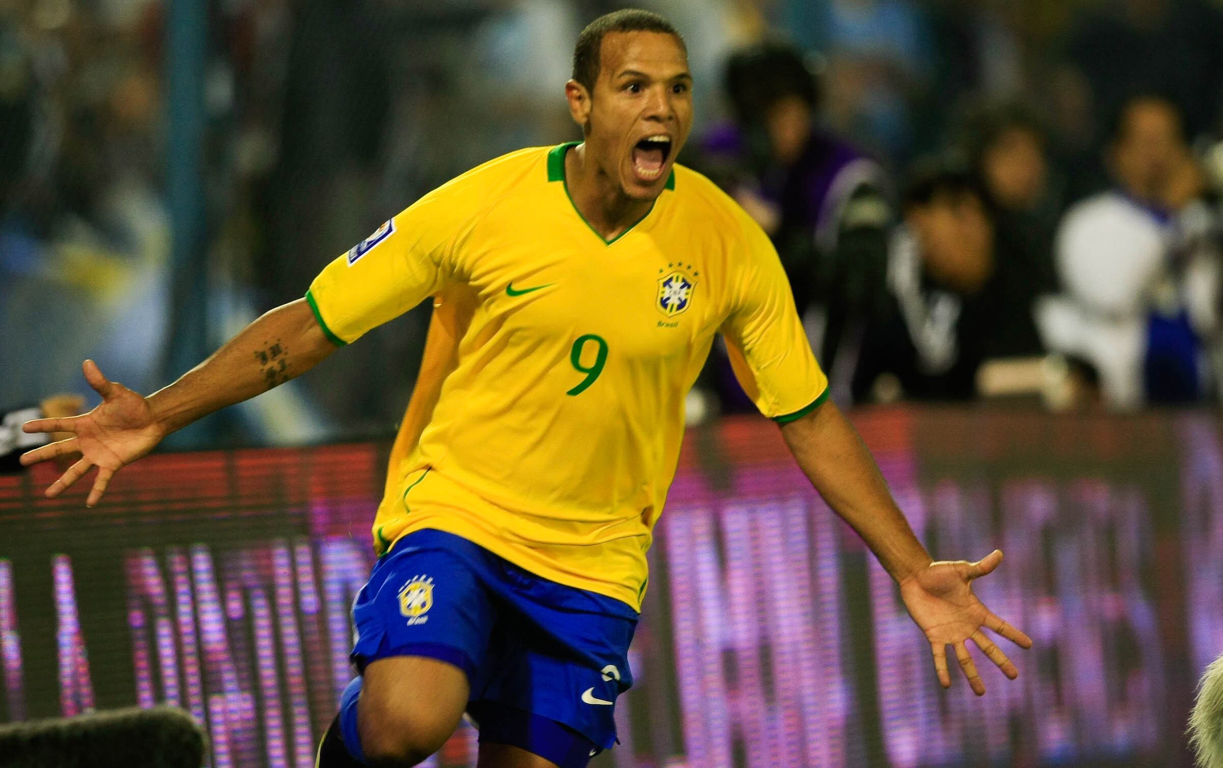 Quando o assunto é Copa das Confederações, o Brasil, que já foi três vezes campeão e uma vez vice, é uma das seleções que mais se destaca. Relembre a seguir os ídolos que já passaram pela competição.


Luis Fabiano marcou cinco gols e foi o artilheiro da Copa das Confederações em 2009, garantindo a conquista do título para a seleção brasileira

