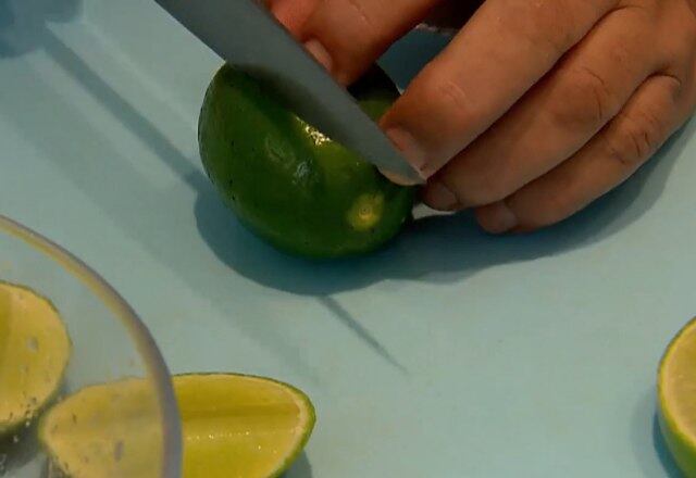 Mas é preciso ter cuidado, sobretudo quem apresenta gastrite ou esofagite, que poderá apresentar sensibilidade ao limão. Para quem não tem essas patologias, a fruta pode ser usada como prevenção, pois melhora o nível do PH estomacal 