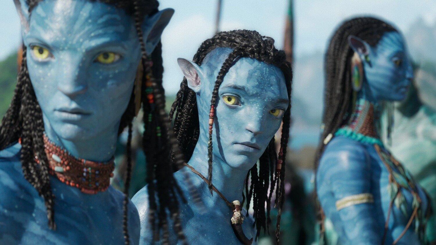 2º) Avatar: O Caminho da Água - US$ 1 bilhão (aproximadamente R$ 5,2 bilhões)
Um dos fenômenos de 2022, o segundo filme da franquia Avatar precisou de apenas duas semanas em cartaz nos cinemas para bater a marca de US$ 1 bilhão e chegar ao segundo lugar da lista de mais assistidos do ano. Além de todo o sucesso comercial, O Caminho da Água recebeu boas críticas e tem chances de concorrer a prêmios em 2023