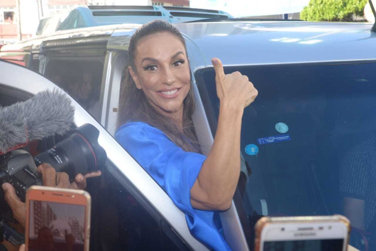 Ivete Sangalo chegou para o quarto dia de Carnaval em Salvador acompanhada pelo marido, Daniel Cady, e o filho mais velho, Marcelo Sangalo