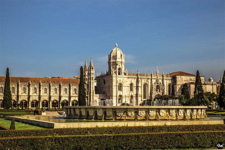 Mosteiro dos Jerónimos - Começou a ser construído em 1501 (1 ano após a descoberta do Brasil). A obra durou 100 anos. Fica em Lisboa, perto da Torre de Belém. Tem o mais notável conjunto monástico de arquitetura manuelina. Ligado à Casa Real Portuguesa e à epopeia dos descobrimentos. Símbolo da nação portuguesa.