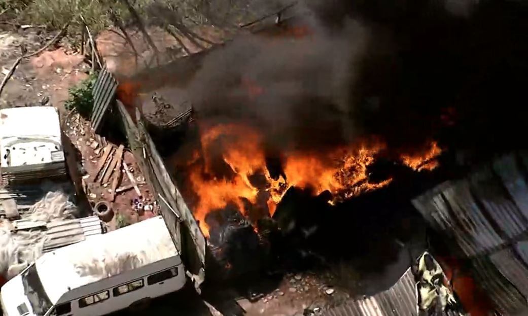 Casas foram atingidas pelas chamas na manhã desta terça (5)
