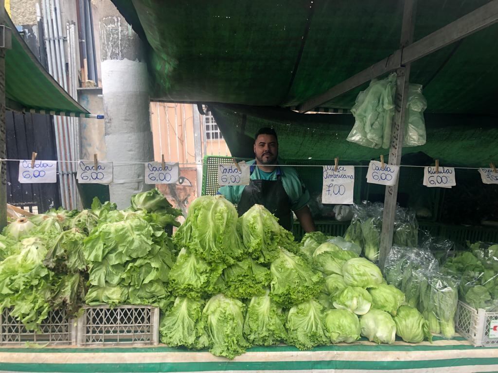 Rosivaldo Araújo Oliveira tem barraca de verduras na rua Itararé, na Bela Vista