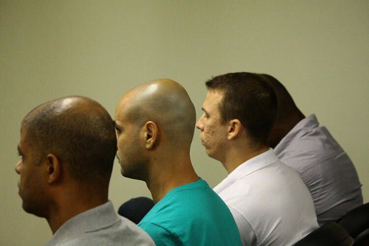 Os 25 réus estão presentes na sessão, 13 estão presos e 12 aguardam a sentença em liberdade