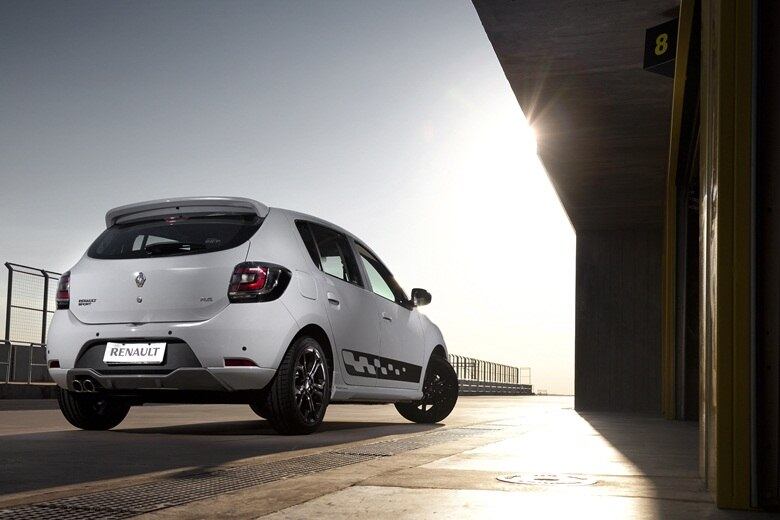 Não haverá acessórios disponíveis na rede autorizada, já que a versão é completíssima de fábrica

LEIA TAMBÉM
Aceleramos: Renault Sandero RS é nervosinho e vai além do visual