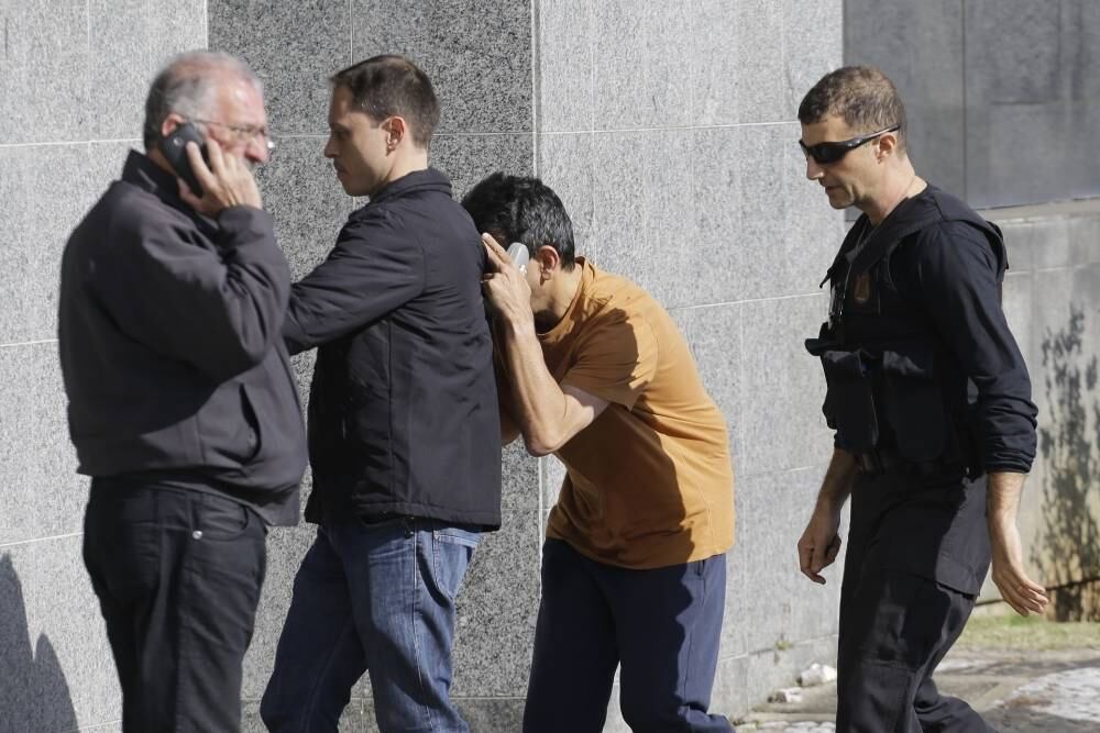 A Polícia Federal prendeu 14 pessoas suspeitas de integrar um esquema que desviou cerca de R$ 180 milhões da Lei de Incentivo à Cultura (Lei Rouanet). A Operação Boca Livre apurou, inclusive, que parte desse valor foi usado para custear festas corporativas e até um casamento de luxo