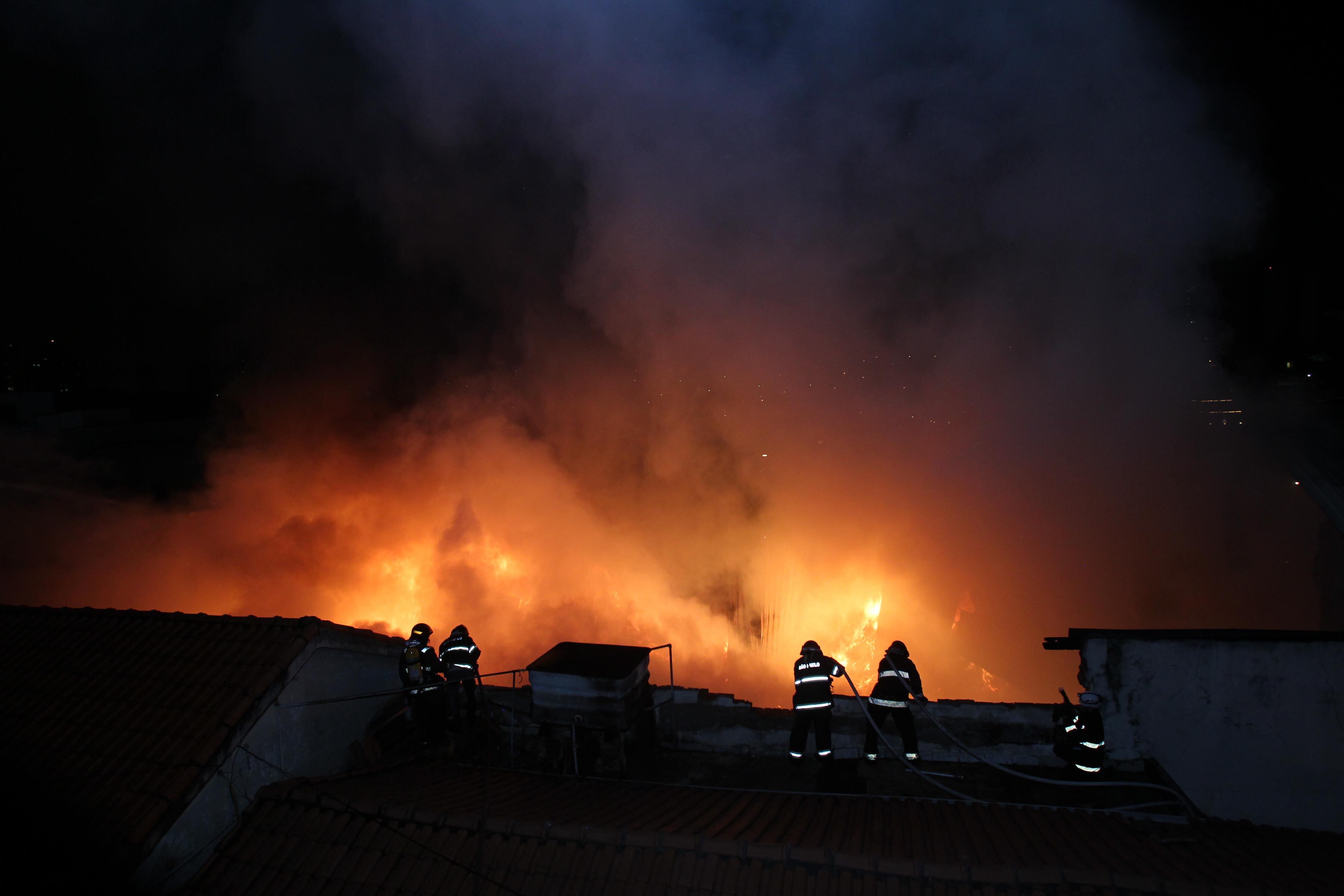 Bombeiros não souberam informar o que deu início ao fogo