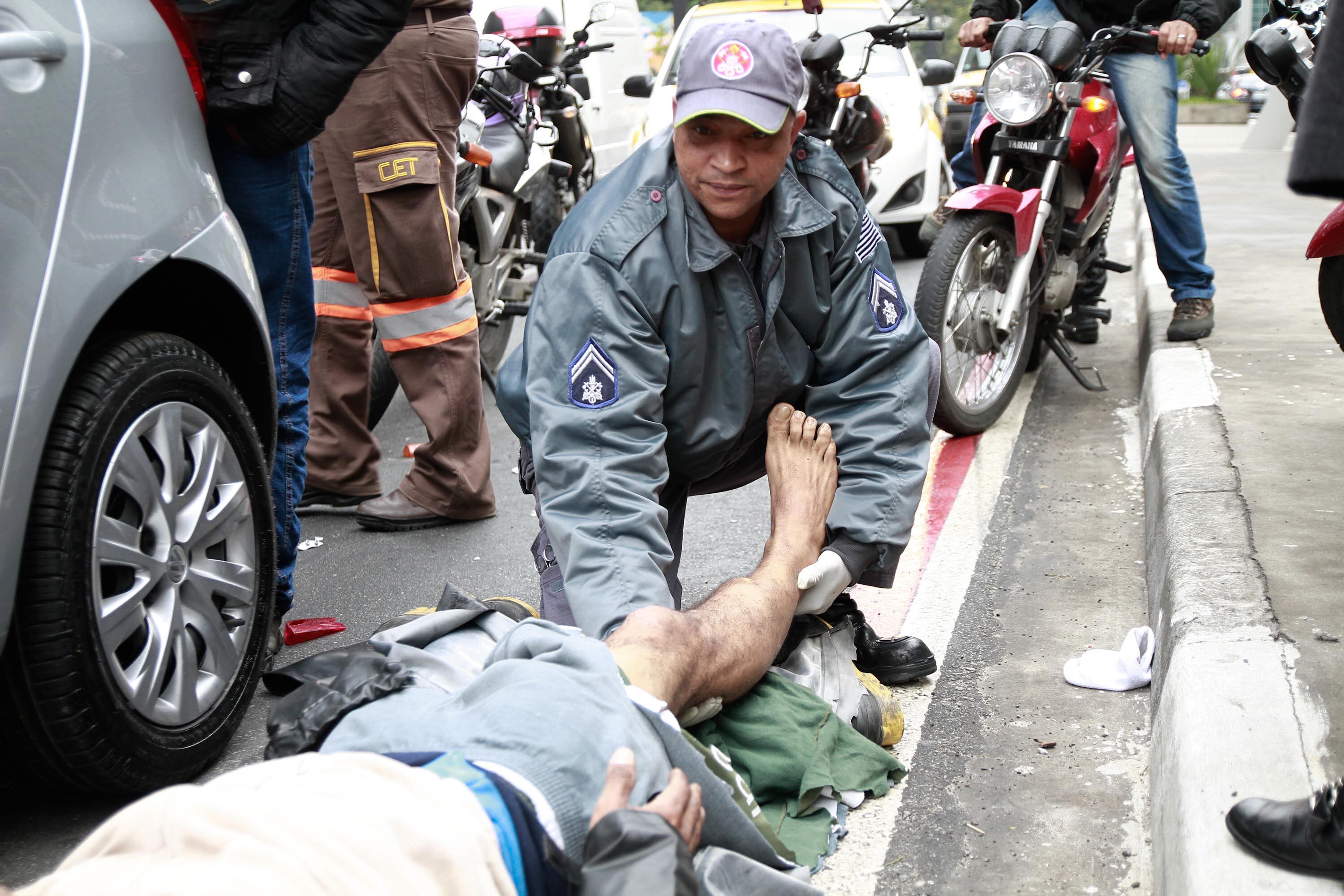 Acidentes prejudicaram o trânsito na capital paulista na manhã desta quinta-feira (5). São Paulo registrou, às 9h, 93 km de congestionamento concentrado, principalmente, nas zonas oeste e sul. Um acidente entre um carro e uma moto deixou o motoqueiro ferido na avenida Paulista