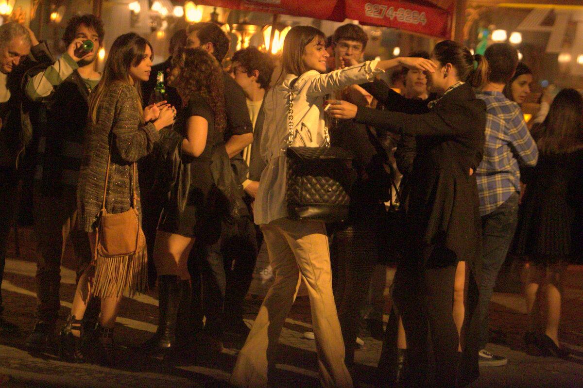 Thaila Ayala, Mayana Neiva,
Joaquim Lopes, Humberto Carrão, Dennis Carvalho e Sophie Charlotte se
encontraram no restaurante Paris 6, no Rio de Janeiro, na madrugada desta
sexta-feira (16)