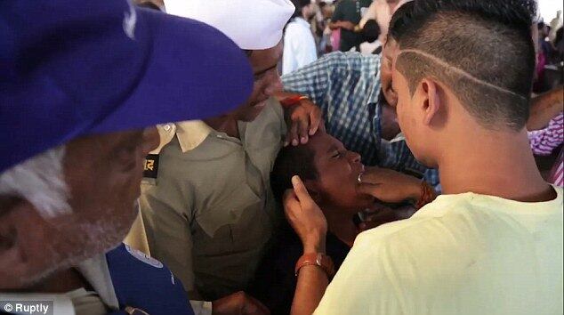 Em outras, eles fazem uma rápida massagem em seus pescoços, para ajudar a aliviar o desconforto do procedimento

(Com informações do Daily Mail)