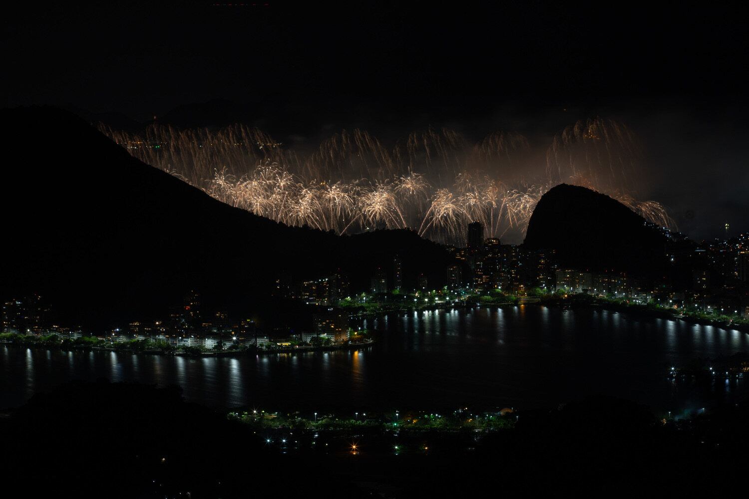 Sem grandes aglomerações, a tradicional queima de fogos da passagem de ano em Copacabana deu as boas-vindas para o ano de 2022