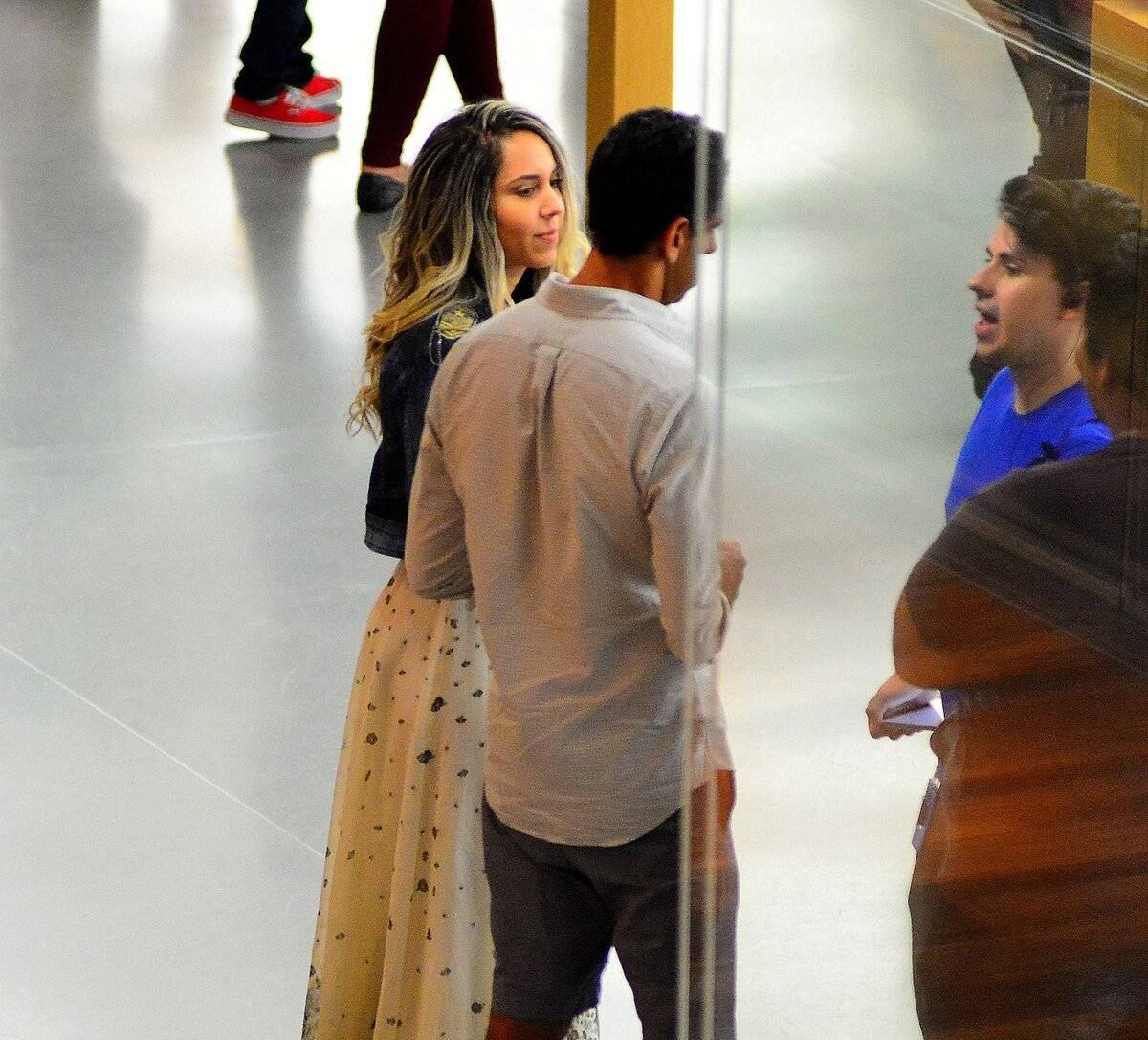 Mulher Melão passeia em shopping carioca