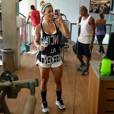Já é comum para os fãs ficarem babando nas fotos de Camila exibindo o corpão