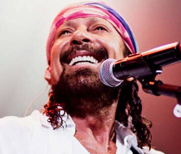 Bell ficará na banda Chiclete com Banana até o Carnaval 2014