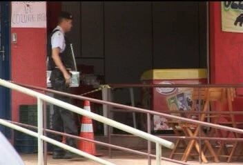 O dono de um restaurante em Planaltina (DF) foi assassinado no dia 15 de janeiro de 2013, porque pediu a três clientes não deixarem comida no prato. Josafá Pereira da Silva, de 46 anos, foi atingido por três tiros na perna, no braço e na cabeça. Uma semana depois, o acusado do crime foi preso e confessou o assasinato. Ele disse que se sentiu humilhado. Veja a reportagem completa