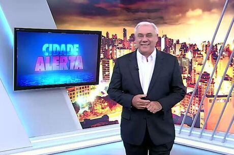 Marcelo Rezende no palco do jornalístico policial