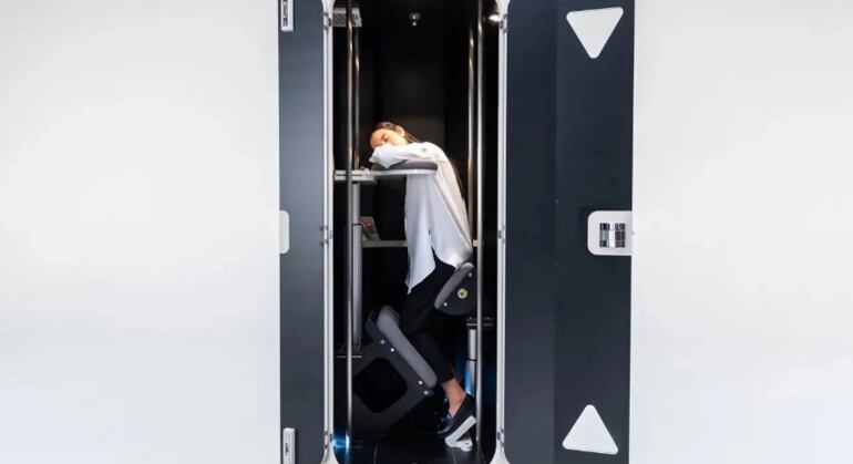 Funcionários dormem em um posição semi de pé