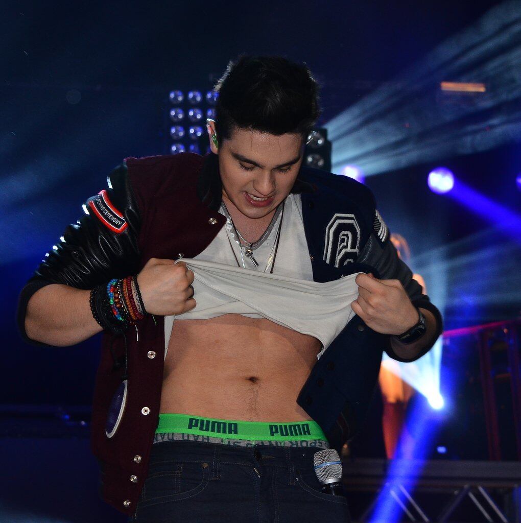 Durante a apresentação, Luan levantou a camiseta e exibiu o corpo mais magro. Antes, o cantor não gostava de exibir a barriga, que era mais gordinha