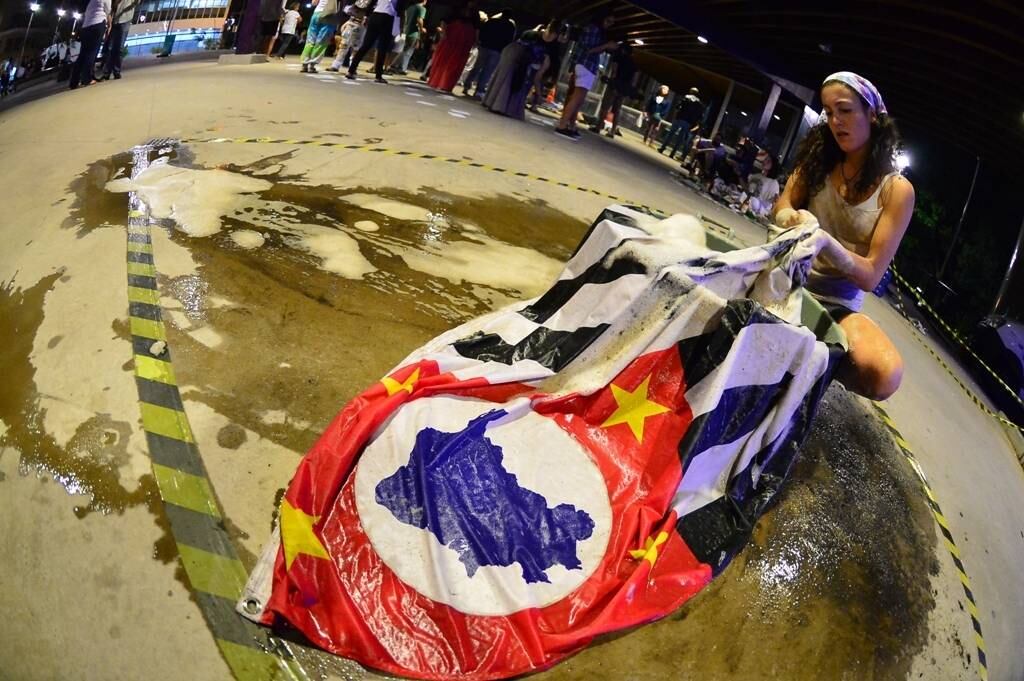 O Grupo de Intervenção Urbana Corpos em Fluxo apresentou uma performance na praça Roosevelt, centro de São Paulo, na noite de abertura da Satyrianas 2014, com um forte discurso político. Em cena, a atriz Débora Tieppo lava a bandeira de São Paulo. Leia mais no blog Atores & Bastidores, por Miguel Arcanjo Prado!