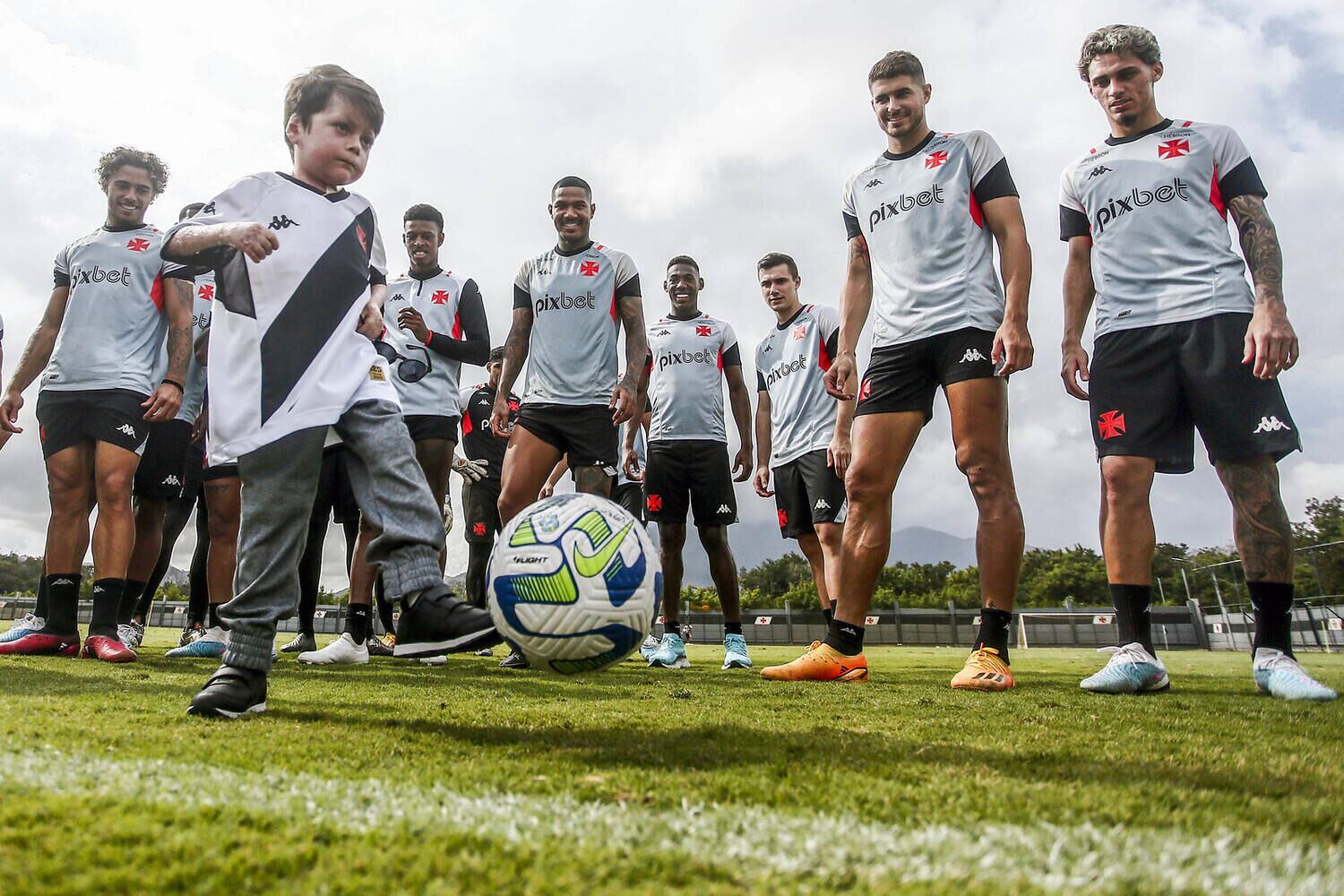 Visita do garoto Gui ao treino do Vasco